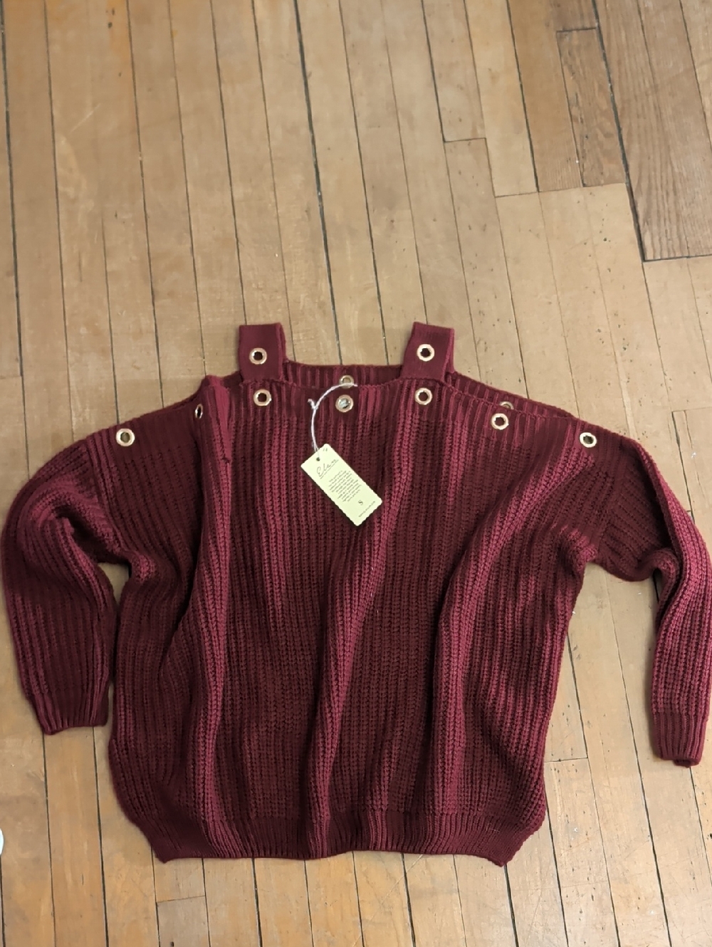 NWT.   ELAN cold Shoulder Sweater.   Small.  Grommet Detail